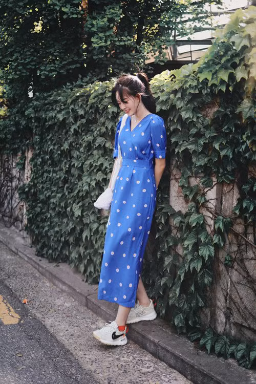 Váy chấm bi ảnh hưởng phong cách retro có thể kết hợp cùng sandal cao gót hoặc giày thể thao vừa duyên dáng vừa năng động.