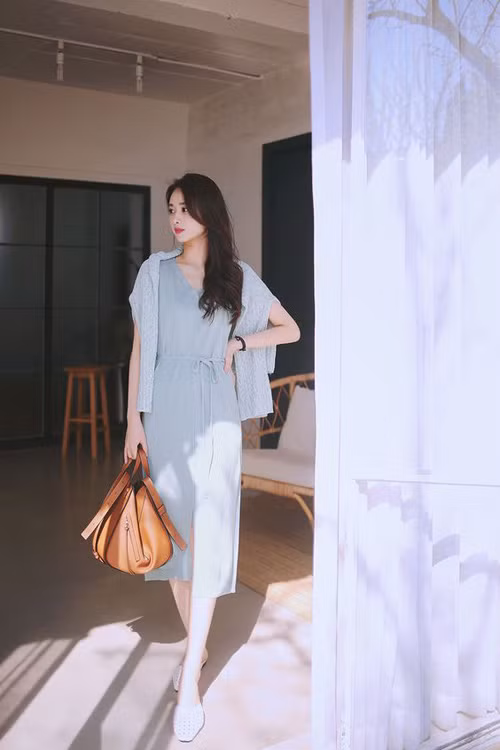 Các mẫu váy sát nách, thắt eo bằng dây vải mảnh cũng là trang phục phù hợp với tiết trời mùa hè năm nay.