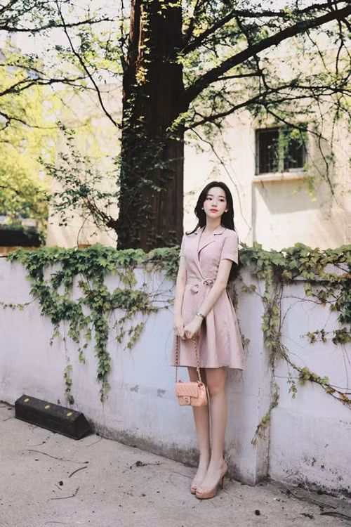 Đầm cổ vest dễ khiến người mặc 'già trước tuổi', tuy nhiên với thiết kế dáng ngắn, đi kèm vạt xéo thì phái đẹp vẫn trẻ trung như thường.