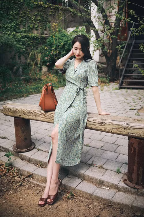 Nếu bạn muốn thể hiện phong thái dịu dàng trong mùa này thì các kiểu váy thắt eo mang hơi hướng cổ điển là lựa chọn phù hợp nhất.