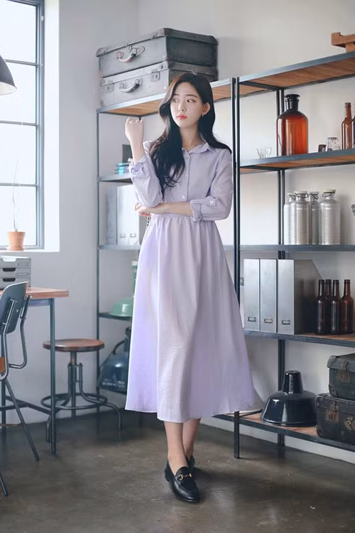 Đầm sơ mi được kết hợp giữa kiểu áo basic cùng chân váy midi dáng xòe nhẹ. Trang phục dành cho các bạn gái vóc dáng mảnh dẻ và muốn tôn nét trẻ trung.