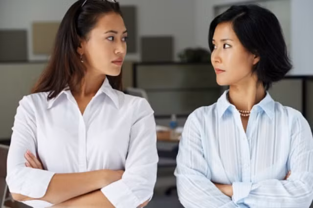 Hãy bình tĩnh, đừng phản ứng quá nhanh để tránh biến mình thành người khó tính như họ. Ảnh minh họa.