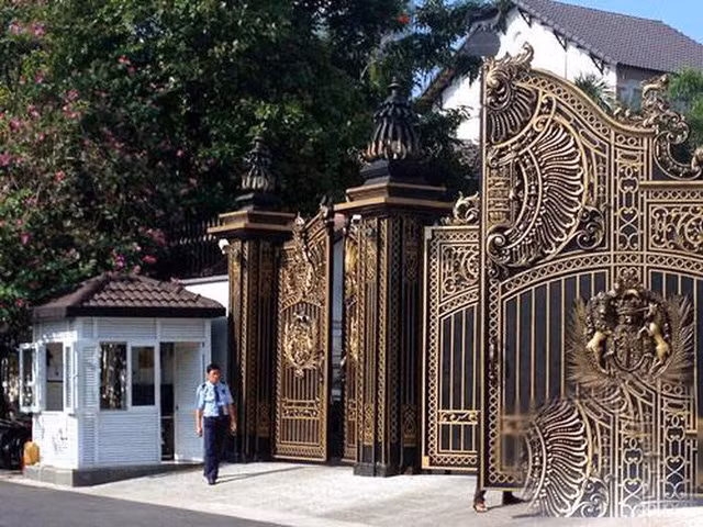 Tuy nhiên, điều làm căn biệt thự này trở nên đắt giá không phải là những thứ ở bên ngoài mà chính là phần nội thất lộng lẫy ở bên trong. Từ cánh cổng đến phòng làm việc, toàn bộ nội thất được thiết kế theo phong cách Hoàng gia châu Âu.