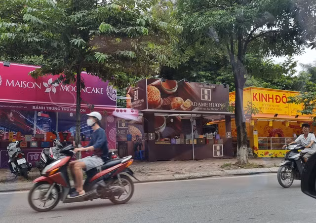 Hà Nội: Quầy bán bánh trung thu “mọc lên như nấm” dọc vỉa hè, sân chung cư - Ảnh 3.