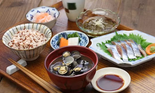 Rất ít thấy các món chiên rán trên mâm cơm của người Nhật.