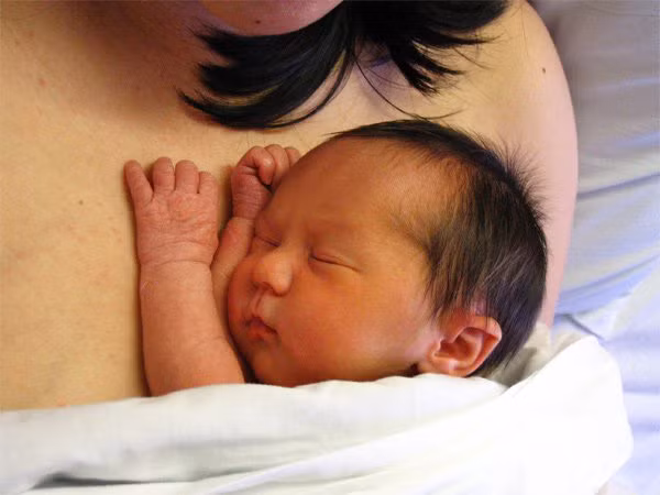 Cho trẻ được tiếp xúc với da mẹ ngay sau sinh. Ảnh minh họa.