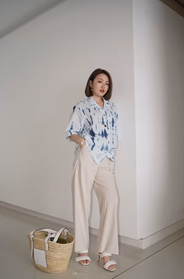Áo sơ mi cộc tay và quần ống rộng là bộ đôi nàng có thể trưng dụng đi làm trong những ngày oi bức.