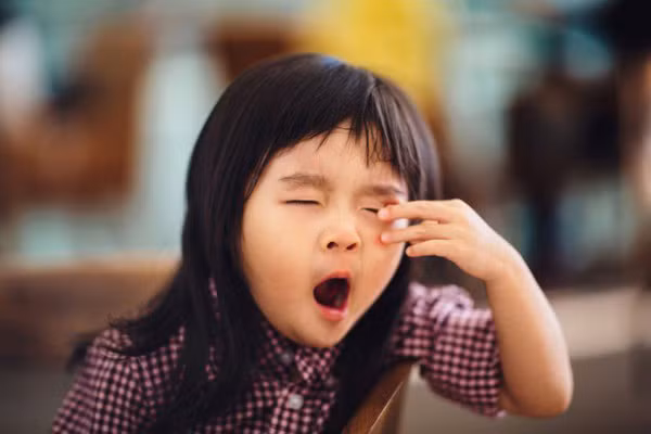 Con gái 10 tuổi cứ nửa đêm lại lẻn ra phòng khách ngủ, mẹ kiểm tra camera mới toát mồ hôi khi chứng kiến sự thật không ngờ tới - Ảnh 5.