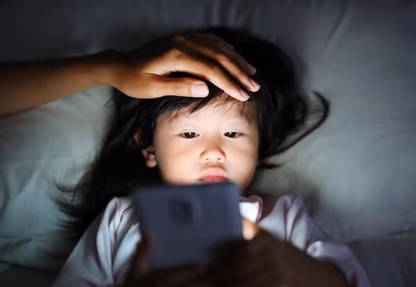 Con gái 10 tuổi cứ nửa đêm lại lẻn ra phòng khách ngủ, mẹ kiểm tra camera mới toát mồ hôi khi chứng kiến sự thật không ngờ tới - Ảnh 6.