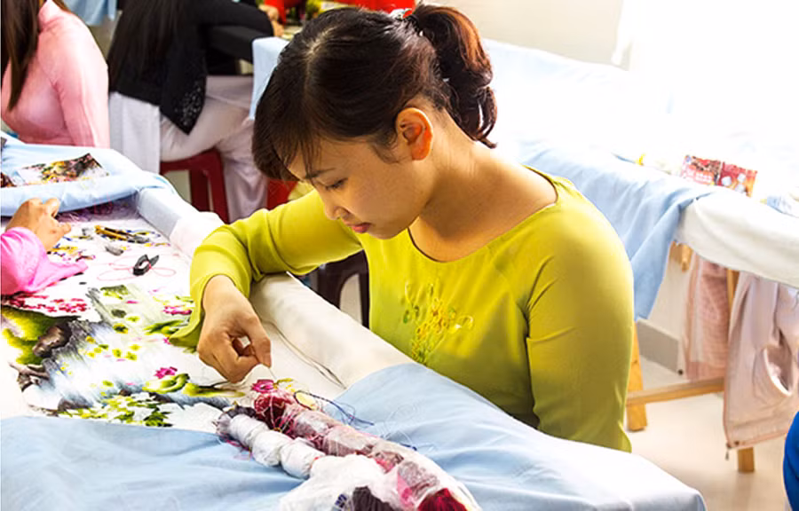 Nghệ nhân tranh thêu Huế đang miệt mài sáng tác