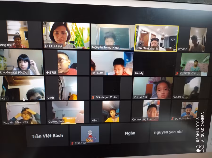 Học sinh trường THCS Thái Thịnh học trực tuyến.
