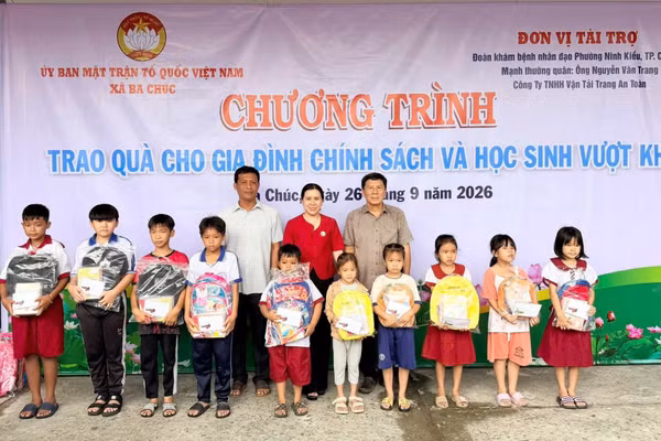 Trao tặng quà cho học sinh có hoàn cảnh khó khăn xã Ba Chúc, tỉnh An Giang.