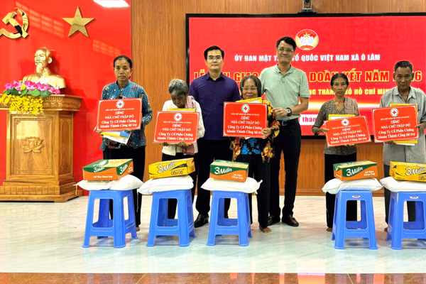 Xã Ô Lâm (tỉnh An Giang) bàn giao 17 nhà Đại đoàn kết và trao 195 phần quà cho đồng bào Khmer.