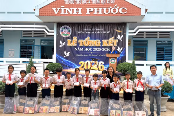 Nhóm "The Friends of Thichtumlum" trao tặng quà cho học sinh vượt khó.