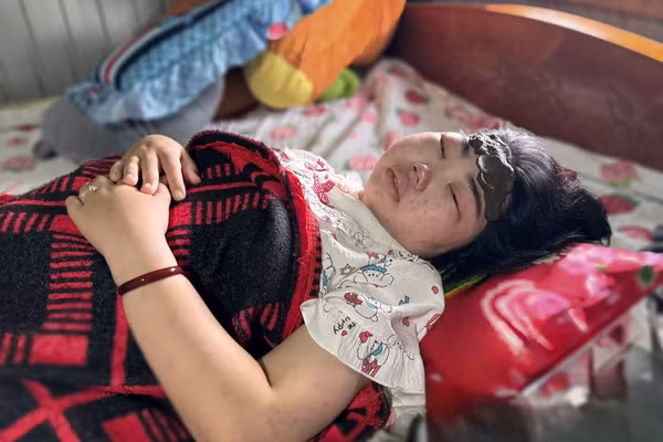 Nữ sinh Nguyễn Thị Thùy Trang mắc bệnh thận hư rất nặng.