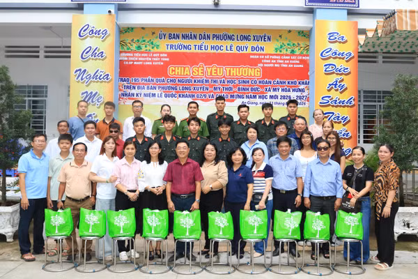 Trao 195 phần quà cho người khiếm thị và học sinh khó khăn ở An Giang