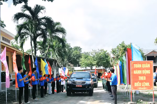 Cán bộ, chiến sĩ Đội K90 chính thức xuất quân, lên đường sang Campuchia.