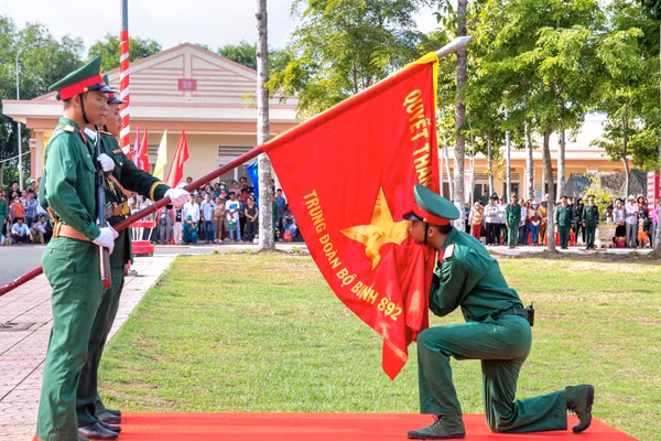 Chiến sĩ mới tuyên thệ trước quân kỳ. 