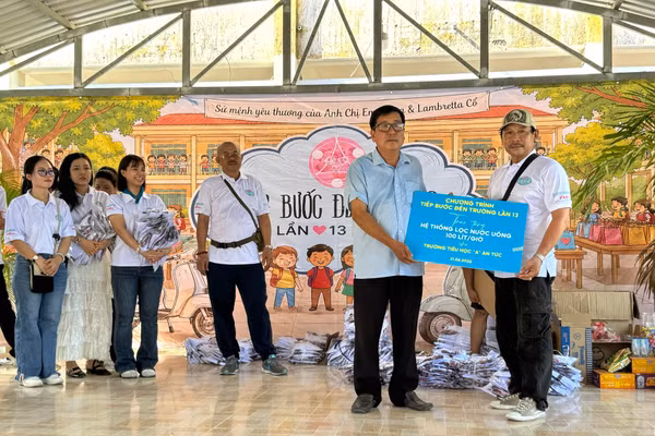 Trao biểu trưng hệ thống nước sạch cho Trường Tiểu học A An Tức (xã Ô Lâm, tỉnh An Giang). 