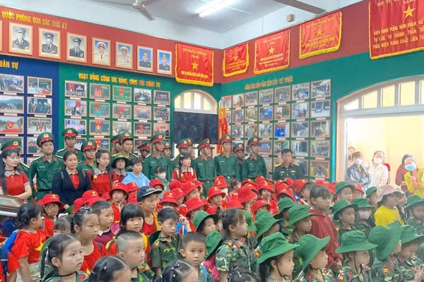 Các bé mầm non An Giang tham quan Phòng truyền thống tại Trung đoàn 20 (Sư đoàn 330, Quân khu 9).