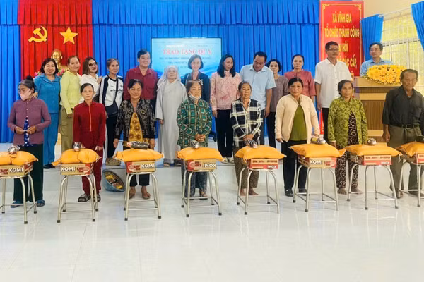 Trao quà cho hộ khó khăn vùng biên giới.
