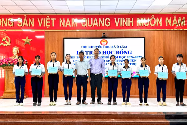 Hội Khuyến học trao 40 suất học bổng cho học sinh nghèo vượt khó.