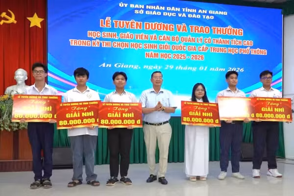 Em Mã Lê Hoàng Phát (đứng thứ 2 từ trái sang) trong Lễ tuyên dương học sinh giỏi quốc gia năm học 2025 - 2026.