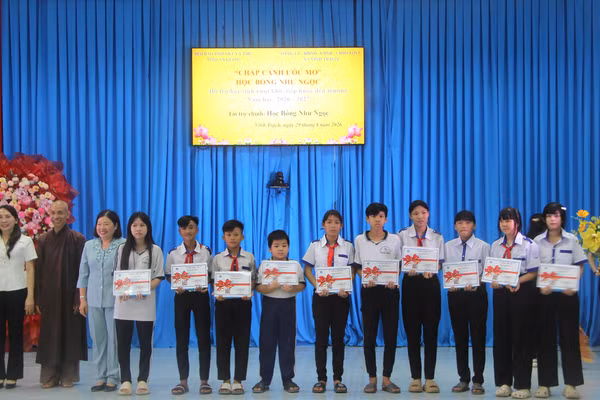 Trao tặng 300 phần quà và học bổng cho học sinh vượt khó ở An Giang