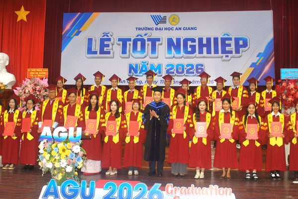 Trường Đại học An Giang trao bằng tốt nghiệp cho các tân thạc sĩ, tân cử nhân.