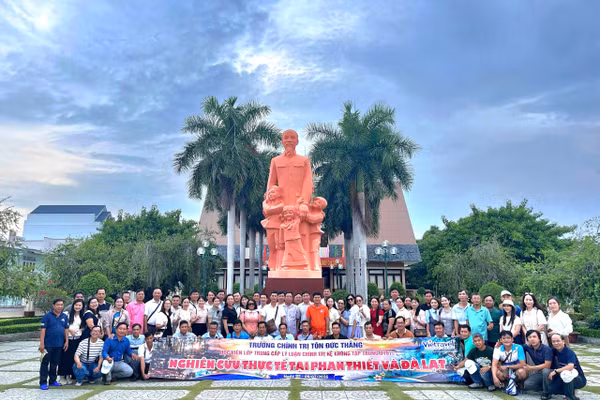Lớp Trung cấp Lý luận chính trị B187, Trường Chính trị Tôn Đức Thắng (An Giang) tham quan thực tế.
