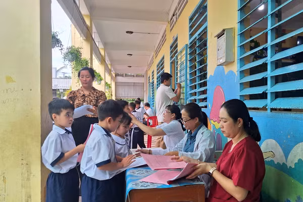 Xã Phú Hòa (tỉnh An Giang) khám sức khỏe miễn phí cho học sinh đầu năm học 2026 - 2027. Ảnh: TN.