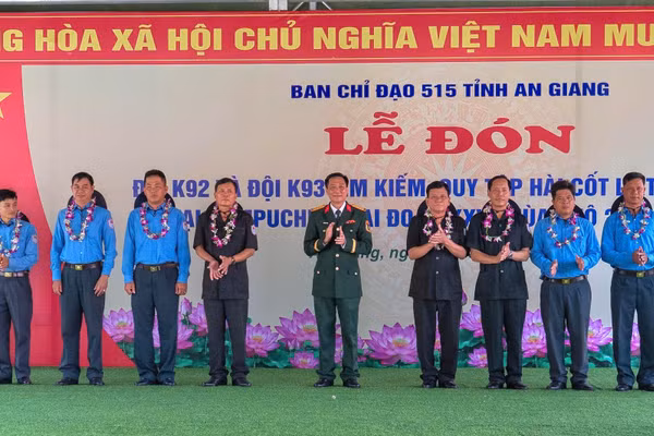 Lễ đón Đội K92 và Đội K93 hoàn thành nhiệm vụ tìm kiếm, quy tập hài cốt liệt sĩ trở về nước.