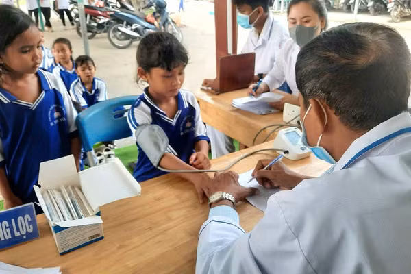 Xã Ô Lâm (tỉnh An Giang) khám sức khỏe miễn phí cho học sinh đầu năm học 2026 - 2027.