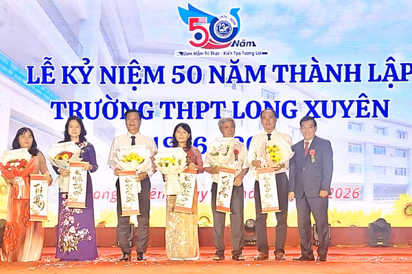 Trường THPT Long Xuyên (tỉnh An Giang) kỷ niệm 50 năm thành lập.