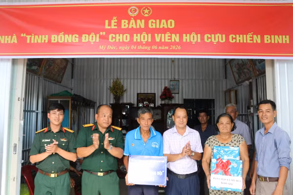 Bộ Chỉ huy Quân sự tỉnh An Giang bàn giao nhà "Tình đồng đội" cho cựu chiến binh khó khăn về nhà ở.