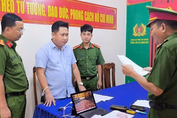Cơ quan Cảnh sát điều tra Công an tỉnh An Giang thi hành lệnh bắt tạm giam đối với Nguyễn Phước Hậu. Ảnh: Tiến Tầm.