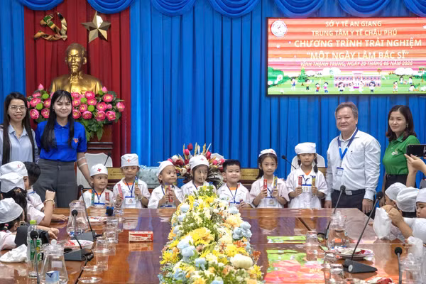 Trẻ mầm non trải nghiệm "Một ngày làm bác sĩ".