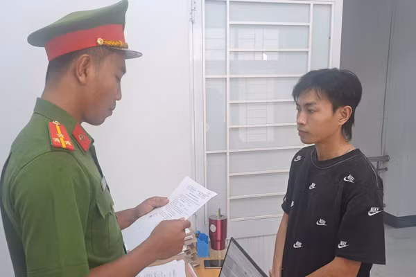 Nguyễn Tuấn Khanh (áo đen). Ảnh: CACC.