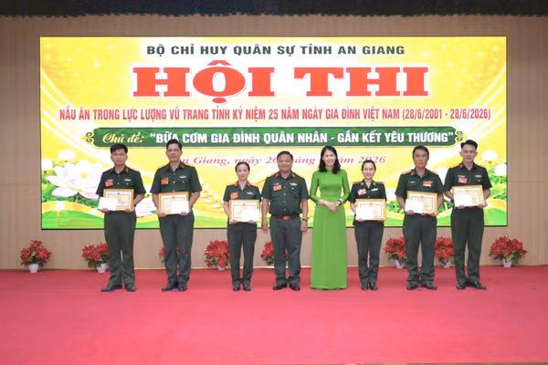Ban tổ chức trao thưởng cho các đội đạt giải tại Hội thi.