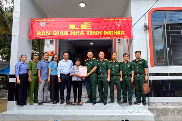 Lữ đoàn 416 trao nhà tình nghĩa cho thân nhân liệt sĩ xã Ô Lâm, tỉnh An Giang.
