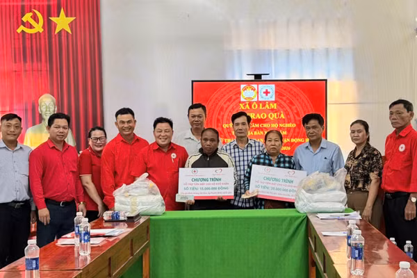 Trao quà hỗ trợ người yếu thế xã Ô Lâm và xã Tri Tôn (tỉnh An Giang).