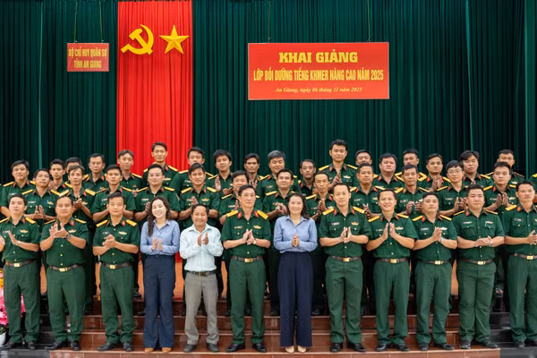 Học viên lớp bồi dưỡng chụp ảnh lưu niệm tại lễ khai giảng.
