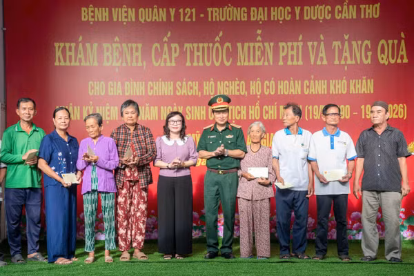 Bệnh viện Quân Y 121 tặng quà cho các gia đình khó khăn trên địa bàn xã Mỹ Đức, tỉnh An Giang.