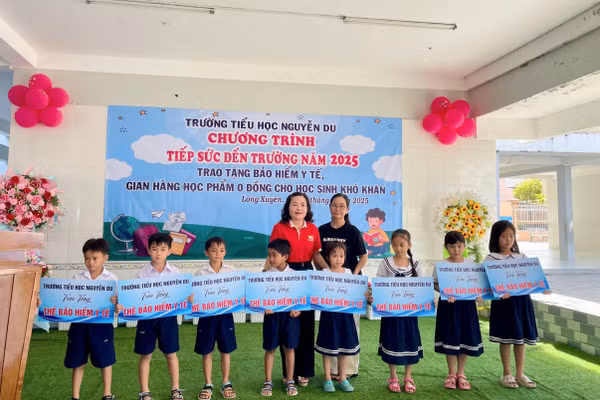 Chương trình "Tiếp sức đến trường" trao tặng quà cho học sinh khó khăn.