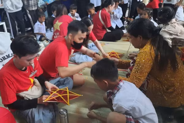 Học sinh cùng trải nghiệm làm lồng đèn tại Chương trình "Trung thu cho em".