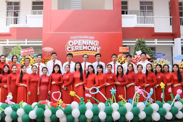 Tập thể cán bộ, giáo viên, nhân viên Trường Phổ thông iSchool Long Xuyên (tỉnh An Giang).
