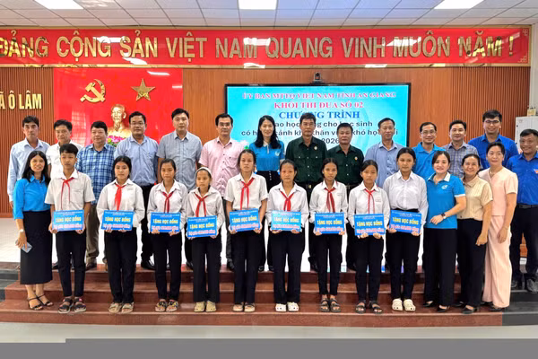 Trao 50 suất học bổng cho học sinh nghèo vượt khó ở An Giang