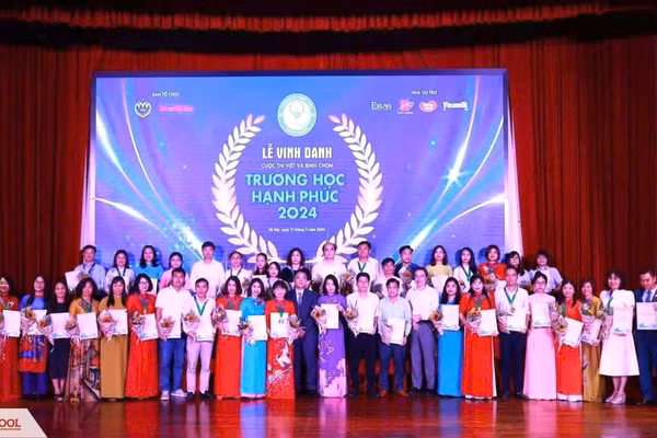 Trường được vinh danh Top 100 "Trường học hạnh phúc" do Tạp chí Trẻ em Việt Nam tổ chức.