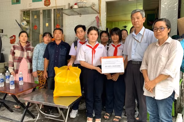 Trường THCS Lý Thường Kiệt (phường Long Xuyên, tỉnh An Giang) trao hỗ trợ cho gia đình học sinh bị hỏa hoạn.
