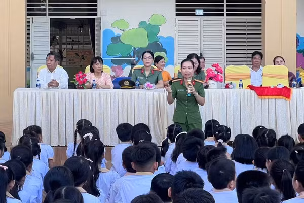 Công an phường Mỹ Thới (tỉnh An Giang) trang bị kiến thức ATGT và kỹ năng sống cho học sinh Trường Tiểu học Lê Hồng Phong.